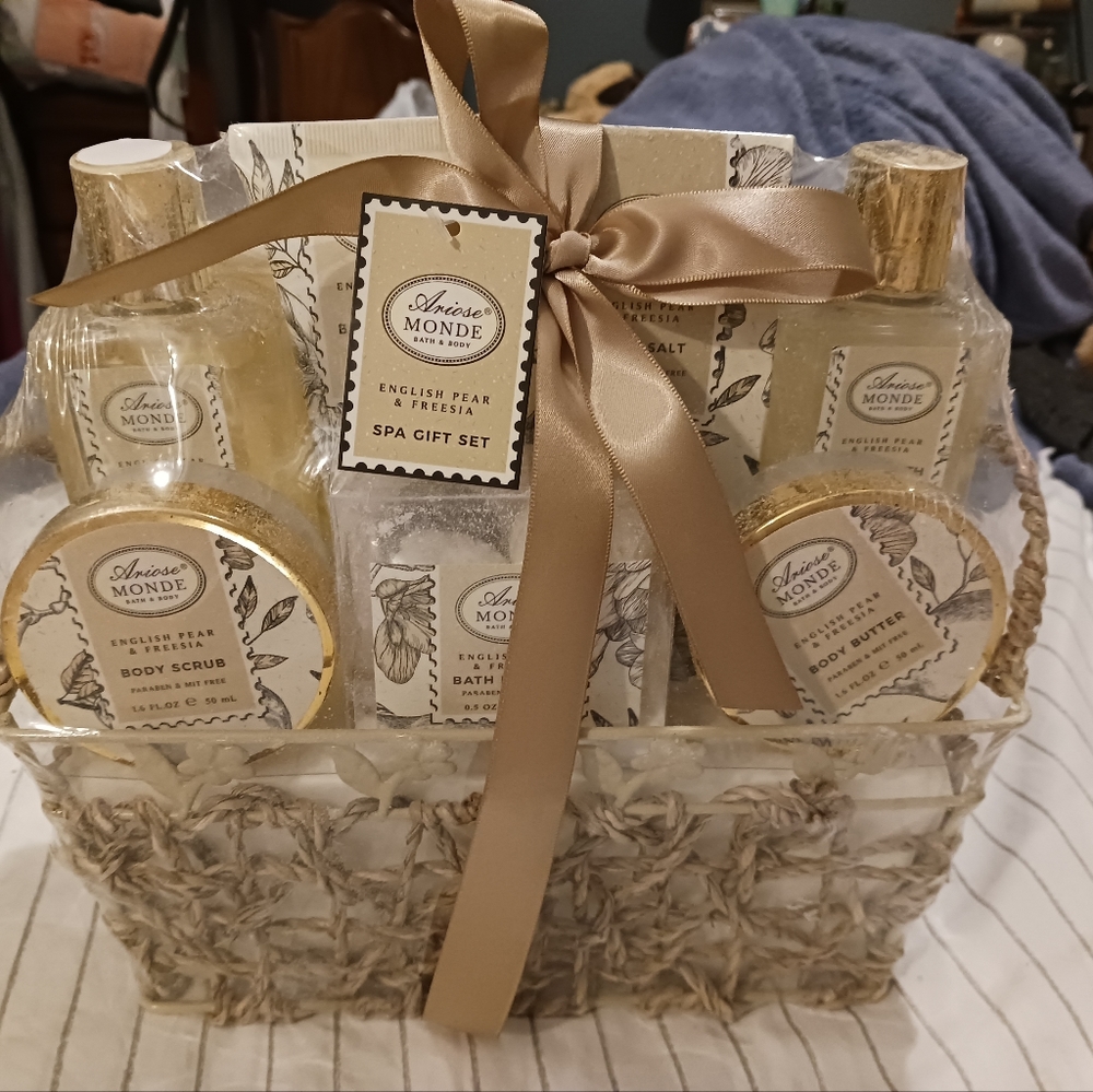 NWT! ARIOSE MONDE BATH SET (English Pear & Freesia)